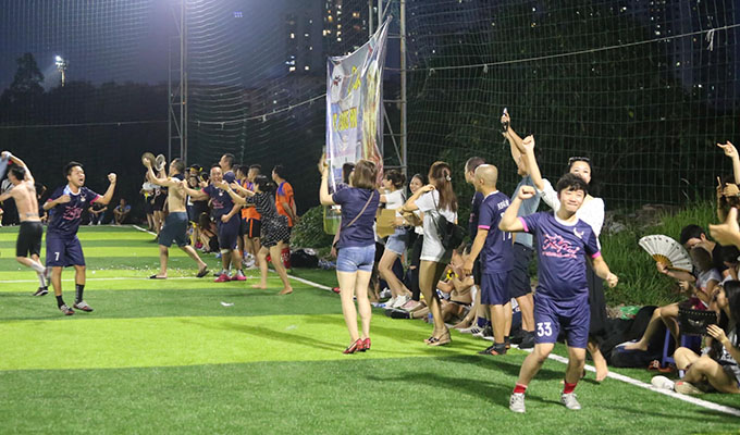 Cổ động viên của đội bóng mới FC HĐN AS 1985 cổ vũ không kém phần khí thế