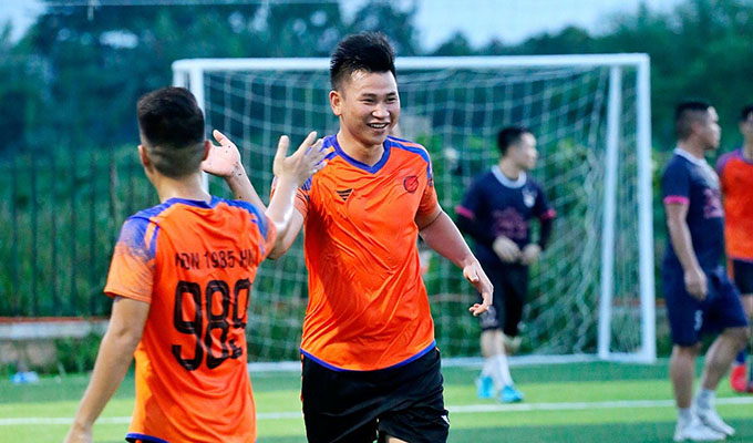 Trận đấu giao hữu lượt đi giữa hai đội đã diễn ra với không khí vô cùng sôi động và náo nhiệt.